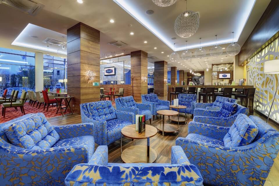 Lobby__Lounge_bar_Hampton_by_Hilton_1_TV_1_0