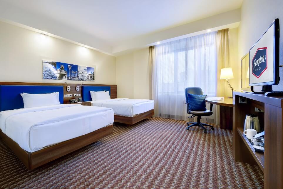 Nomer__s_dvumya_krovatyami__otelya_Hampton_by_Hilton_Volgograd_Profsoyuznaya_12