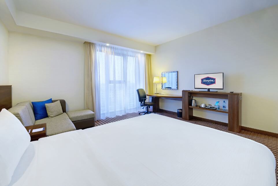 Nomer_s_dvuspal_noy_krovat_yu_Queen_size_i_divanom_krovat_yu_otelya_Hampton_by_Hilton_Volgograd_Profsoyuznaya_11