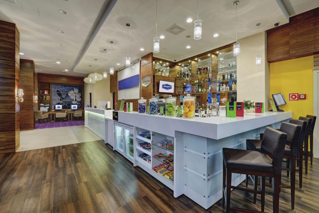 Zona_bara_otelya_Hampton_by_Hilton_Volgograd_Profsoyuznaya_TV